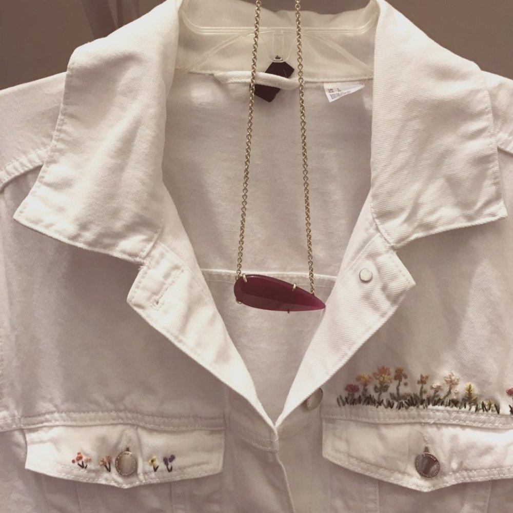 Kendra Scott necklace